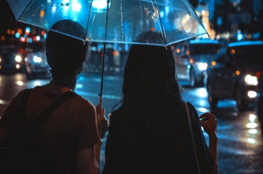 下雨天说说心情带图片：下雨天通常都会影响到出行，自然不会有好心情